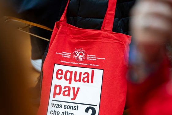 Am Equal Pay Day am 11. April werden wieder die roten Taschen mit Infomaterial, unter anderem zur Altersarmut und zur Finanzplanung, verteilt. (Foto: LPA/Fabio Brucculeri)