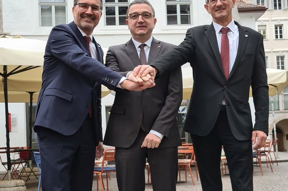 Die drei Landeshauptleute Arno Kompatscher, Maurizio Fugatti und Anton Mattle vor dem Sitz der Euregio, dem Waaghaus, in Bozen (Foto: Euregio/Cordua)