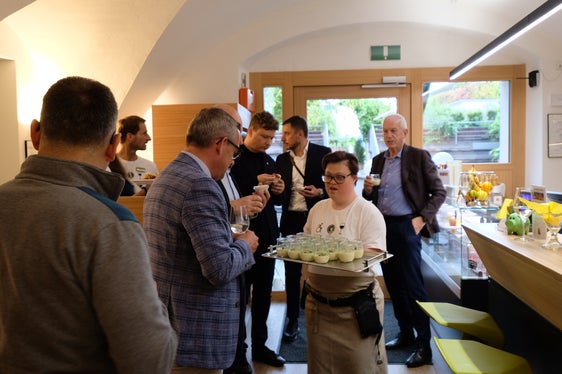 Inklusion wird im Hotel Masatsch großgeschrieben. Vor allem das Bistro, das jetzt modernisiert wurde, ist ein beliebter Treffpunkt. (Foto: LPA/Gianluca Crocco)