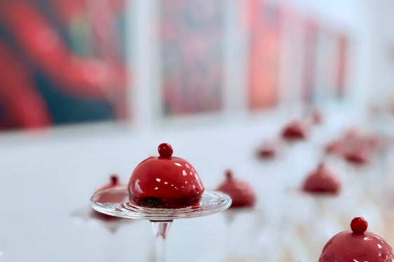 Red Taste. Red Food. Red Drink: la scelta del colore rosso nella nuova cucina didattica della scuola professionale di Aslago ha caratterizzato anche il filo conduttore culinario della cerimonia di inaugurazione. (Foto: USP/Scuola professionale per l'economia domestica e agroalimentare di Aslago)
