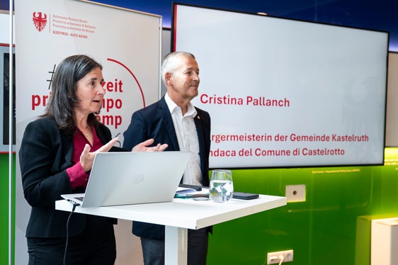 “Villa Hermes è un progetto modello per l'edilizia residenziale a prezzi accessibili”, ha riferito Cristina Pallanch, sindaca di Castelrotto, nel corso della conferenza stampa #primotempo dell'assessore provinciale Peter Brunner. Per i 26 alloggi disponibili sono pervenute 54 domande. (Foto: USP/Fabio Brucculeri)