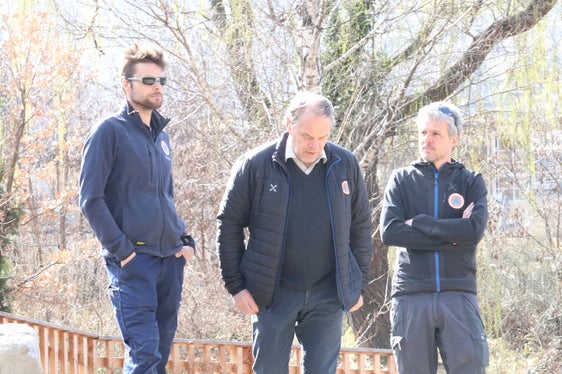 Begutachtung (v.li.): Vorarbeiter Martin Müller, Amtsdirektor Peter Egger, Bauleiter Martin Eschgfäller auf dem Damm am Mutbach (Foto: LPA/Maja Clara)