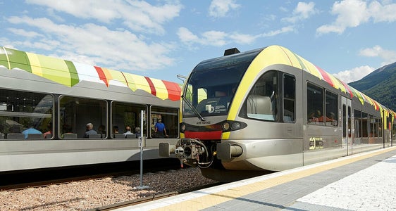 Die Vinschger Bahn ist ab 9. Oktober wieder auf der gesamten Strecke Meran-Mals unterwegs. (Foto: LPA/südtirolmobil)