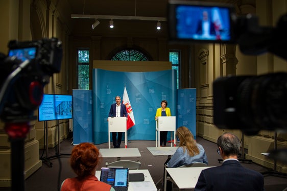 Landeshauptmann Arno Kompatscher und Landesrätin Maria Hochgruber Kuenzer stellten die wichtigsten Beschlüsse der Landesregierung vom heutigen Dienstag (27. Juni) vor. (Foto: LPA/Fabio Brucculeri)