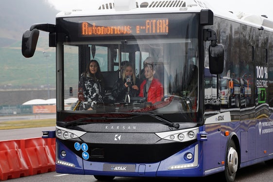 So könnte der öffentliche Verkehr von morgen aussehen: Ein Elektrobus voller Passagiere, aber ohne Fahrer. Der selbstfahrende E-Atak hatte seinen ersten Testlauf am 10. März im Safety Park in Pfatten. (Foto: LPA/Sasa AG)