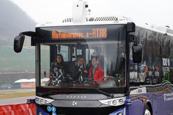 So könnte der öffentliche Verkehr von morgen aussehen: Ein Elektrobus voller Passagiere, aber ohne Fahrer. Der selbstfahrende E-Atak hatte seinen ersten Testlauf am 10. März im Safety Park in Pfatten. (Foto: LPA/Sasa AG)