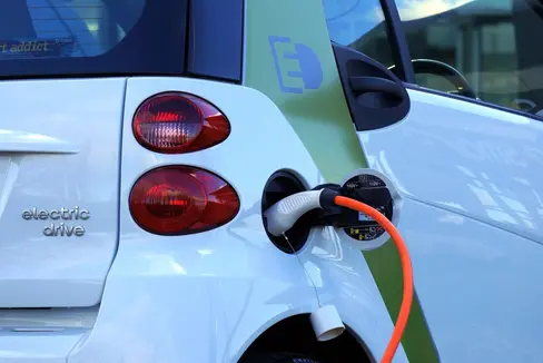 2022 wurden in Südtirol rund 950 E-Autos mit Zuschüssen des Landes gekauft. 3,7 Prozent der 2022 in Südtirol neu zugelassenen Autos waren Elektrofahrzeuge - Tendenz steigend. (Foto: Pexels)