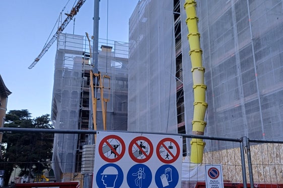 In der Claudia-Augusta-Straße in Bozen arbeitet die Gemeinde an der energetischen Verbesserung des öffentlichen Wohnbestands. (Foto: LPA/Carla Broccardo)