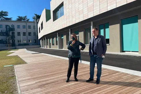 LR Bessone (r.) vor dem erweiterten Oberschulzentrum G. Galilei: Optimale Voraussetzungen für die Aus- und Weiterbildung unserer Jugend schaffen. (Foto: LPA/Anna Pitarelli)