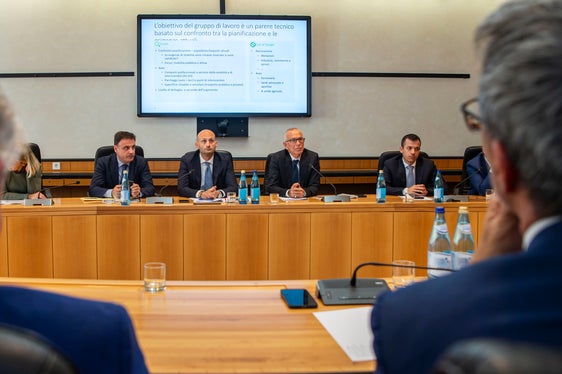 Un momento dell'incontro tra RFI, Provincia e Comune di Bolzano sul futuro dell'Areale ferroviario di Bolzano. La prima fase del progetto riguarderà l'infrastruttura ferroviaria che comprende non solo la stazione, ma anche l'intera struttura dei binari e le officine. (Foto: ASP/Fabio Brucculeri)