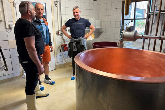 In der Käserei (von links): Abteilungsdirektor Martin Pazeller, Landesrat Luis Walcher und Senn Josef Ladurner (Foto: LPA/Ressort Landwirtschaft, Forstwirtschaft und Tourismus)