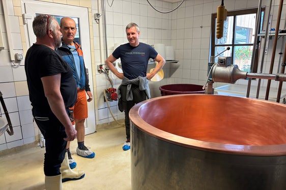 Nel caseificio (da sinistra): il direttore di Ripartizione Martin Pazeller, l'assessore Luis Walcher e il casaro Josef Ladurner (Foto: USP/Dipartimento Agricoltura, Foreste, Turismo)