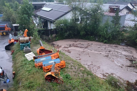 Ha preso parte agli interventi anche il Servizio strade della Provincia. Nell'immagine i danni da maltempo a S. Martino in Badia (Foto: ASP/Servizio strade della Provincia)