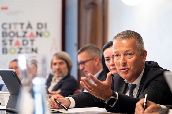 Auf das Wohnen mit Preisbindung ging Raumordnungs-Landesrat Peter Brunner ein: Die Gemeinden sind der Schlüssel für mehr leistbaren Wohnraum. Mit dieser neuen zusätzlichen Form des geförderten Wohnbaus wird es möglich, neuen Wohnraum zu entwickeln, der nicht der Spekulation dient, sondern den Menschen vor Ort zugutekommt. (Foto: LPA/Fabio Brucculeri)