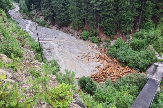Un'immagine dei detriti che hanno invaso il rio Bianco. I lavori sono in corso per ripristinare la situazione alla normalità. (Foto: Ufficio Sistemazione bacini montani est)