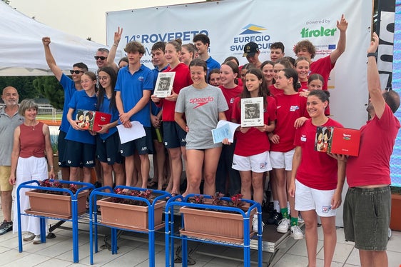 Prämierung der ESC Teamwertung (v. l.): Gianfranco Barbiero (2001 Team), Sabine Dejakum (Schwimmclub Brixen), Mannschaft 2001 Team, Mannschaft SC Meran (Foto: Euregio)