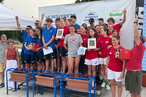 Prämierung der ESC Teamwertung (v. l.): Gianfranco Barbiero (2001 Team), Sabine Dejakum (Schwimmclub Brixen), Mannschaft 2001 Team, Mannschaft SC Meran (Foto: Euregio)