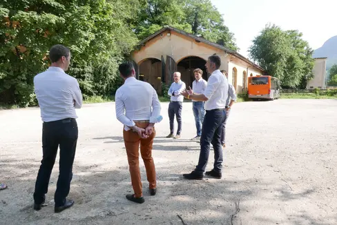 L’assessore Alfreider ha recentemente effettuato un sopralluogo ad una serie di progetti relativi alla mobilità di Caldaro (Foto: ASP/Ingo Dejaco)