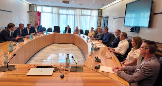 “Il tunnel di base del Brennero è un progetto chiave europeo. Per produrre pienamente i suoi effetti, servono tratte di accesso efficienti su tutti i versanti”, ha detto l'assessore provinciale Alfreider (secondo da sinistra) durante l'incontro nella sala di Giunta a Palazzo Widmann. (Foto: USP/Dipartimento Infrastrutture e Mobilità)