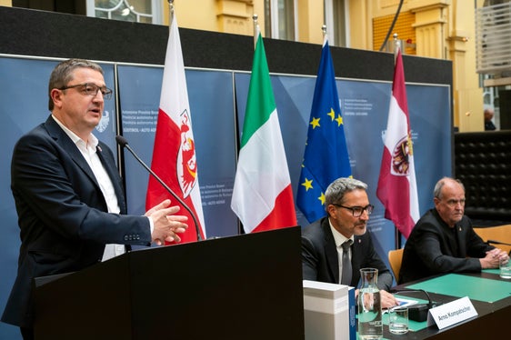 Maurizio Fugatti hob den breiten politischen Konsens rund um die Reform hervor: „Der im Parlament erzielte Konsens zeigt, dass sich im Laufe der Zeit das Bewusstsein für den Wert unserer Autonomien und ihrer Fähigkeit, gutes Regieren und die Entwicklung der Gebiete zu gewährleisten, gefestigt hat. (Foto: LPA/Ivo Corrà)