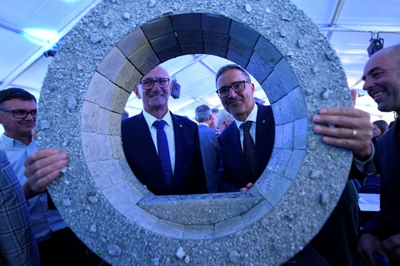 Durante la cerimonia al Brennero è stata inaugurata un'opera d'arte che simboleggia la galleria di base del Brennero, lunga 64 chilometri. Da sinistra a destra: l'artista Gerald Moroder, il presidente del Tirolo Anton Mattle, il presidente della Provincia Arno Kompatscher e l'artista Carl Felder con l'opera d'arte. (Foto: USP/Ivo Corrà)