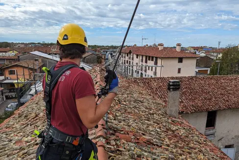 Tra il 3 e il 9 agosto, i vigili del fuoco del Corpo permanente di Bolzano e i volontari di Lana, Caldaro, Laives e S.Giacomo hanno gestito circa 21 chiamate al giorno, pari a circa 150 chiamate complessive, da parte della popolazione della regione Friuli Venezia Giulia, colpita dai danni della grandine. (Foto: ASP/Corpo Permanente Vigili del fuoco di Bolzano)