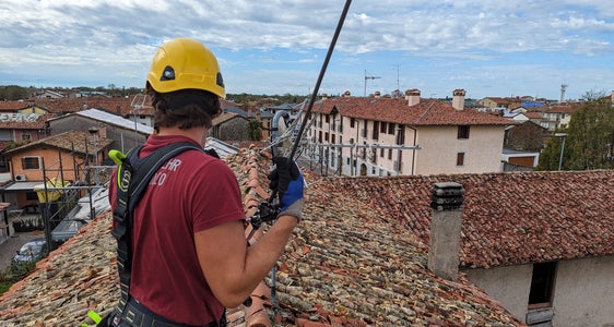 Zwischen dem 3. und 9. August haben Männer der Berufsfeuerwehr (im Bild) und der Freiwilligen Feuerwehren von Lana, Kaltern, Leifers und St. Jakob/Grutzen rund 21 Einsätze pro Tag abgewickelt, also rund 150 Einsätze in der von Hagelschäden betroffenenen Region Friaul-Julisch Venetien durchgeführt. (Foto: LPA/Berufsfeuerwehr Bozen)