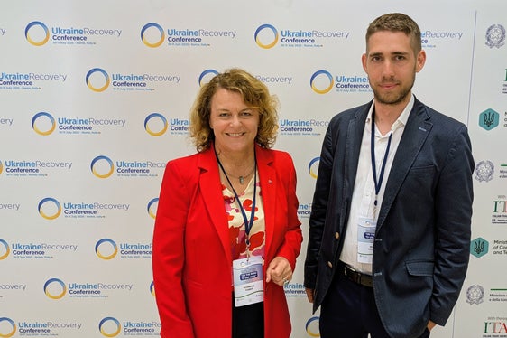 La vicepresidente della Provincia Rosmarie Pamer e il direttore del Center for Autonomy Experience di Eurac Research, Marc Röggla. (Foto: USP/Hannes Wisthalter)