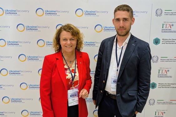 La vicepresidente della Provincia Rosmarie Pamer e il direttore del Center for Autonomy Experience di Eurac Research, Marc Röggla. (Foto: USP/Hannes Wisthalter)