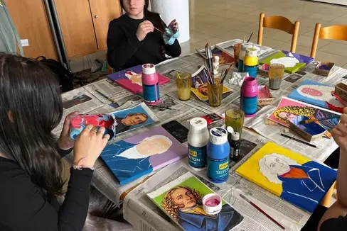 Dal 10 giugno la scuola secondaria di primo grado Segantini di Merano ospita una mostra fotografica e pittorica realizzata dai ragazzi e dalle ragazze coinvolti durante l’anno nei laboratori promossi dal centro giovani Strike Up nell’ambito dei Poli Educativi Territoriali (PET). (Foto: USP)