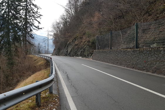 Die Maßnahme entlang der SS 44 zielt darauf ab, die Sicherheit und die Befahrbarkeit auf diesem Straßenabschnitt zu verbessern, der derzeit nicht vollständig den Sicherheitsanforderungen der Straßenbau-Richtlinien des Landes entspricht. (Foto: LPA/Ressort für Infrastrukturen und Mobilität)