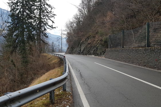 L’intervento lungo la SS 44 è finalizzato al miglioramento della sicurezza e della viabilità lungo questo tratto stradale che attualmente presenta un andamento disomogeneo e non soddisfa del tutto i requisiti di sicurezza definiti dalle norme tecniche per la costruzione di strade nella Provincia autonoma di Bolzano. (Foto: USP/Dipartimento Infrastrutture e Mobilità)