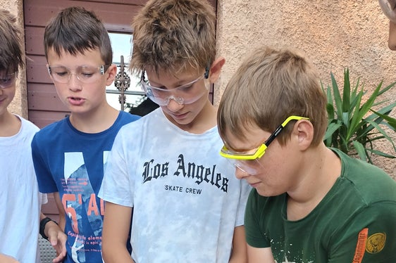 Mit aufsehenerregenden Versuchen befassten sich Jonas, Emanuel, Niklas im Workshop Let’s experiment. (Foto: LPA/Pädagogische Abteilung der Deutschen Bildungsdirektion/Michele Cattani)