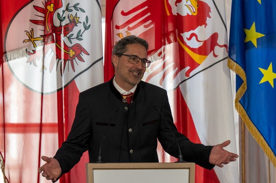 Il presidente Kompatscher ha espresso la sua gratitudine ai premiati (Foto: Land Tirol/Liebl)