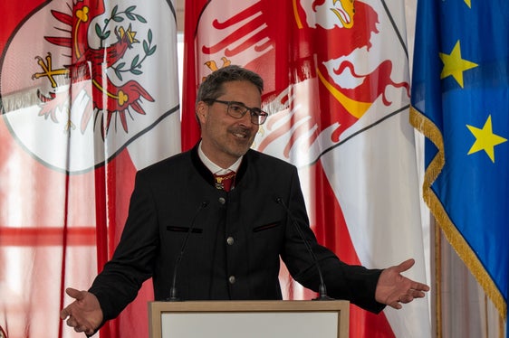 Il presidente Kompatscher ha espresso la sua gratitudine ai premiati (Foto: Land Tirol/Liebl)