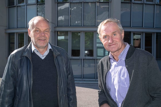 Anton Zöschg della Val d’Ultimo (a destra) con il direttore dell'Ufficio Sistemazione bacini montani ovest, Peter Egger. (Foto: USP/Othmar Seehauser)