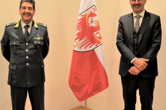 Landeshauptmann Kompatscher und der Finanzwache-Kommandant Zelano am heutigen Nachmittag im Landhaus 1 in Bozen (Foto: LPA/Igor Cocca)