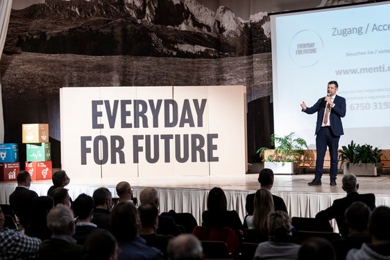 Assessëur Alfreider: Per na mubiltà sustenibla sentons sun curieres, ferata, mubiltà a pe y cun la roda, acioche l auto privat reste te garage. (Foto: ASP/Tiberio Sorvillo)