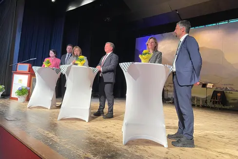Logistik-Lösungen im Fokus bei der Diskussion mit (v.l.n.r.) Sabine Lehmann (Ceo Landesverband Bayrischer Spediteure), LR René Zumtobl (Tirol), Petra Seebauer (Ceo Logistik-Kompetenz-Zentrum Prien), Staatsminister Christian Bernreiter (Bayern), Christine Völzow (Ceo, Leiterin der Abteilung Wirtschaftspolitik vbw) und Mobilitätslandesrat Daniel Alfreider. (Foto: LPA)