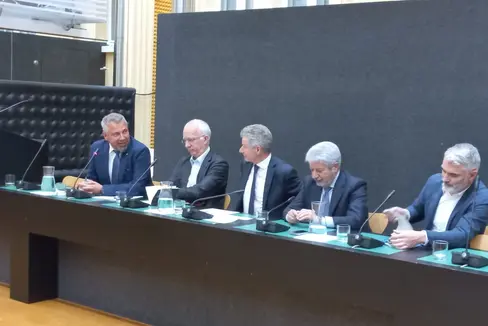 Da sinistra il direttore generale della Provincia autonoma di Bolzano Alexander Steiner, Emanuele Marchi (Zobele Holding), Pierangelo Albini (Confindustria), Antonio Naddeo (ARAN) e Luca Comper (Provincia di Trento) (Foto: ASP/mdg)