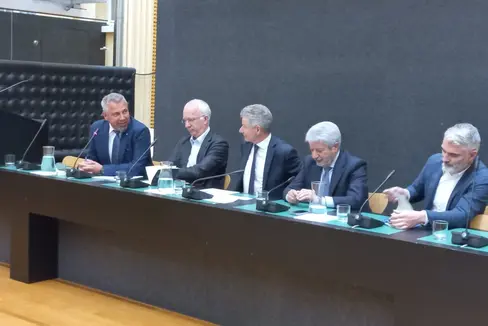 Da sinistra il direttore generale della Provincia autonoma di Bolzano Alexander Steiner, Emanuele Marchi (Zobele Holding), Pierangelo Albini (Confindustria), Antonio Naddeo (ARAN) e Luca Comper (Provincia di Trento) (Foto: ASP/mdg)