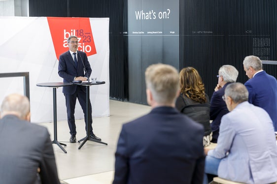 Die Vernetzung im Rahmen Europas weiter voranzutreiben, denn das stärke Südtirol, „aufbauend auf einer starken, geschlossenen Gesellschaft, vereint in Werten und vereint in dieser Vielfalt, auf der Grundlage gemeinsamer Werte, sagte Landeshauptmann heute in der Bilanzpressekonferenz 18-23. (Foto: LPA/Tiberio Sorvillo)