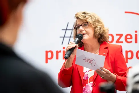 Landesrätin Rosmarie Pamer nannte unter anderem Maßnahmen, die Betroffenen sexualisierter Gewalt zugute kommen, als wichtigen Schwerpunkt der ersten #halbzeit der Legislatur. An der Umsetzung weiterer Maßnahmen werde weiter gearbeitet. (Foto: LPA/Fabio Brucculeri)