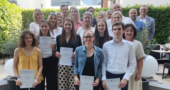 Die neuen Wellnesstrainerinnen und Wellnesstrainer mit ihren Ausbildnern: Selina Gurschler, Annemarie Unterhofer, Elias Kneissl (1. Reihe v.l.); Debora Theiner , Milena Mussner, Elisa Janser, Isolde Moroder (2. Reihe v.l.); Andrea Bertagnolli-Windstoßer, Eveline Ferrari, Judith Wieser, Rosita Pirhofer (3. Reihe v.l.); Karin Kinigadner, Monika Egger, Patrizia De Angelis, Andreas Streitberger (4. Reihe v.l.); Gerd Locher, Judith Rainer, Martin Stieger, Lukas Erckert, Peter Prieth (5. Reihe v.l.) (Foto: LPA/Landesberufsschule Luis Zuegg Meran)