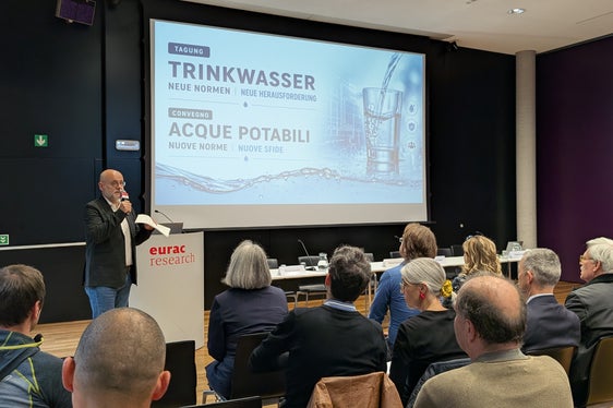 Flavio Ruffini, Direktor der Landesagentur für Umwelt und Klimaschutz, moderierte die Tagung, die eine Übersicht über die Rechtsnormen und Instrumente bot, die bei der Verwaltung der Trinkwasserversorgung künftig zur Anwendung kommen. (Foto: LPA/Vera Brunetti)