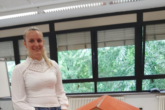 Julia Forcher, Schülerin der vierten Klasse, mit ihrem Modell Kindergarten mit Ziegen bei der Präsentation ihres Businessplanes (Foto: LPA/Fachschule für Hauswirtschaft und ERnährung Tisens)