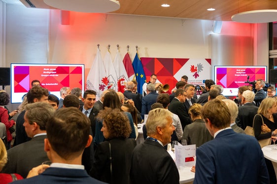 Der Festakt, der anlässlich des 30. Jubiläums des Verbindungsbüros am Dienstagabend in Brüssel stattfand. (Foto: Land Tirol/Pölzl)