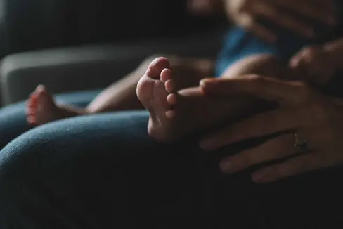 Nicht-EU-Bürgerinnen und Bürger müssen, um das Familien- und Kindergeld des Landes zu beziehen, Italienisch- oder Deutschkenntnisse nachweisen. Erste Prüfungen wurden nun abgenommen. (Foto: Unsplash)