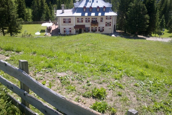 An gleich drei Kehren wird die Landesstraße auf die Seiser Alm beim Gasthaus Frommer besser befestigt und somit sicherer. (Foto: LPA/Landesamt für Straßenbau Mitte-Süd)