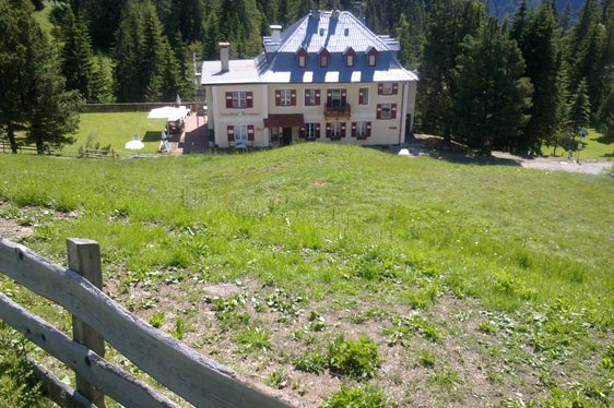 La strada provinciale per l'Alpe di Siusi, nei pressi dell'albergo Frommer, sarà asfaltata e resa più sicura nei pressi dei tre tornanti. (Foto: ASP/Ufficio tecnico strade centro/sud)